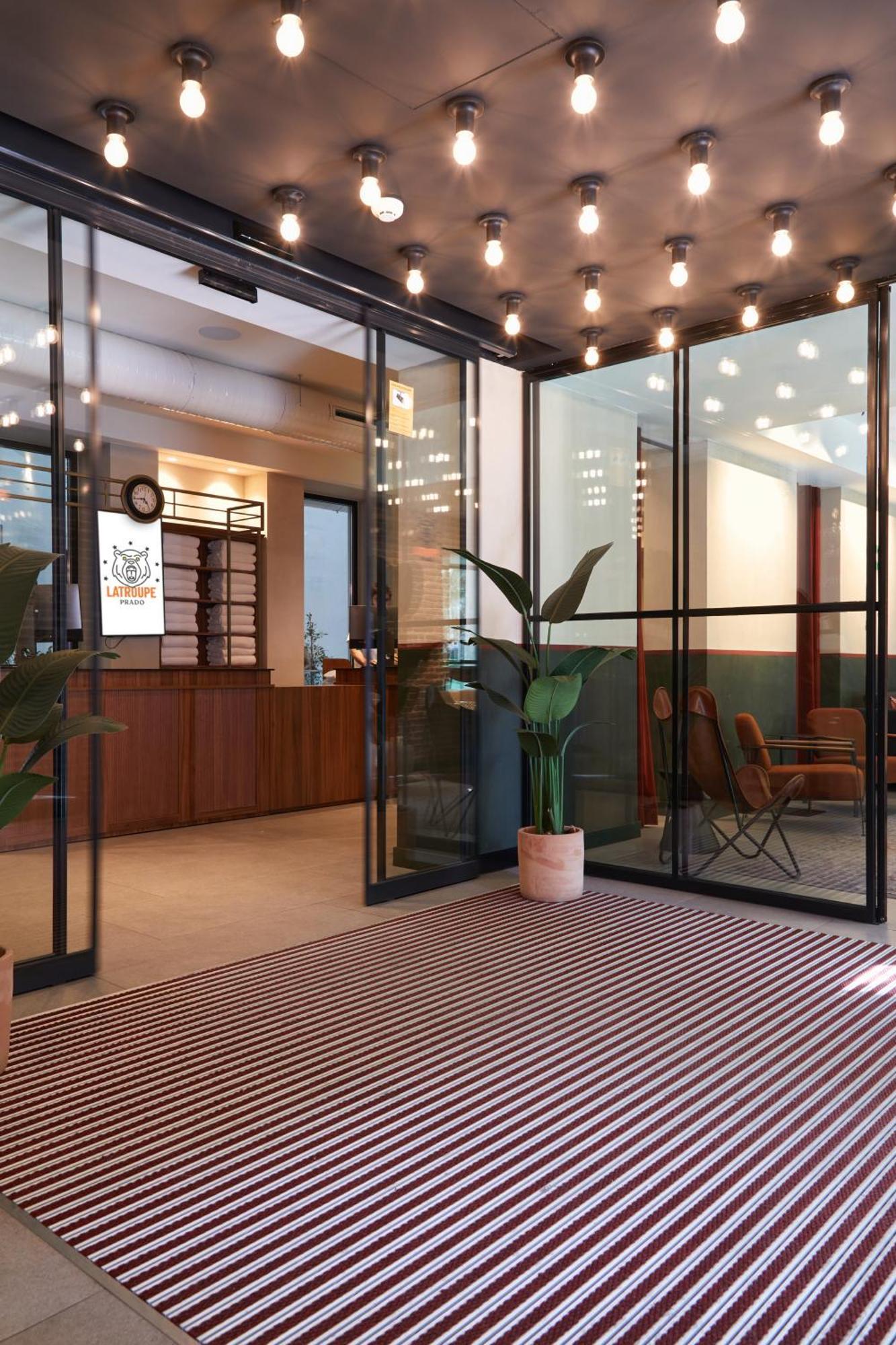 Latroupe Prado Hostel มาดริด ภายนอก รูปภาพ